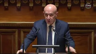 Miniature : Claude Malhuret au Sénat