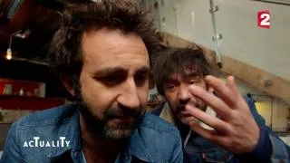 Miniature : Mathieu Madénian et Thomas VDB, accueillent Tony Carreira et Julie Zenatti