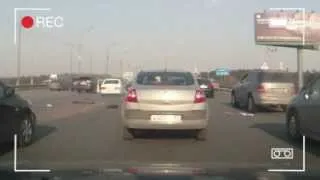 Miniature : Insolite : Explosion d'une voiture en direct sur l'autoroute