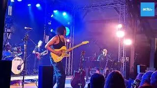 Miniature : Charlélie Couture chante sous une grange ses plus grands tubes