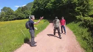 Miniature : Les bâtons de rando ? Un vrai outil de défense. 🥾⚔️