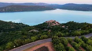 Miniature : Vue aérienne des champs de lavande et du Lac de Sainte Croix du Verdon