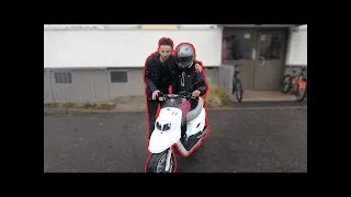 Miniature : J'OFFRE SONT PREMIER SCOOTER A MON PETIT FRÈRE POUR SON ANNIVERSAIRE