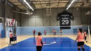 Miniature : Volleyball drills : Setter working on reading / Travail de lecture du passeur avec Kim Robitaille