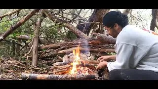 Miniature : Défi SOLO BUSHCRAFT: Faire un feu avec du bois mouillé en forêt