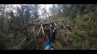 Miniature : Bushcraft en solo construction d'un abri au milieu de la forêt en Provence