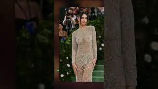 Miniature : Met Gala 2024 : Emily Ratajkowski en naked dress Versace, elle dévoile (presque) toutes les partie