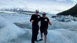 Miniature : 🇺🇸 ROAD TO ALASKA – VLOG #5 | THE KNIK GLACIER SURPRISE & AN ICY ALASKAN PLUNGE! 🏔️❄️🌊
