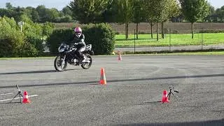 Miniature : Demi tour à moto 125cc sans crisper le guidon 