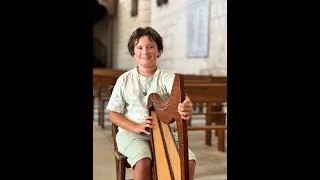 Miniature : La Tribu de Dana à la harpe celtique Camac – Antoine, 11 ans, entre jardin et église