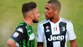 Miniature : Après un vilain coup de coude et de tête Douglas Costa Juventus a craché sur son adversaire !
