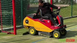 Miniature : Entretien des courts de tennis en gazon synthétique