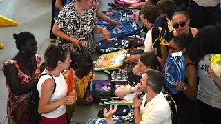 Miniature : Arash Derambarsh, Dentsu et Intermarche offrent 3000 cartables et fournitures scolaires à Courbevoie