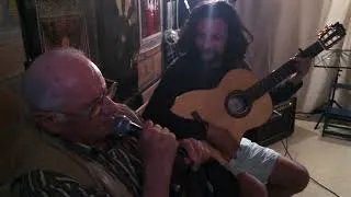 Miniature : JP Chante au micro accompagné guitare