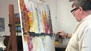 Miniature : Comment superposer des feuilles d'or 24 carats sur des silhouettes de gratte-ciel en béton texturé.