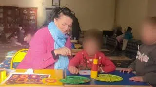 Miniature : Une activité artistique dans la classe d'inspiration Montessori de l'orphelinat de Jerada 