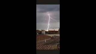 Miniature : VIDÉOS (2) D'ORAGES PLUVIEUX CET APRÈS-MIDI ET EN DÉBUT DE SOIRÉE SUR LE GARD LE 23/07/2025.