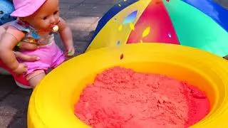 Miniature : Bébé Annabelle joue dans le bac à sable coloré ! Aventure au jardin. @LEcoledesNounous