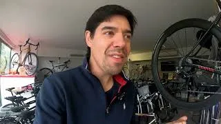 Miniature : Il a un magasin de vélos, mais son vélo est l'objet de moquerie des autres cyclistes 