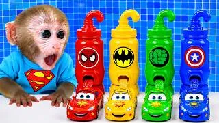 Miniature : Singe BonBon trouve une supercars de superheroes dans le bubble bath et prend soin du bébé