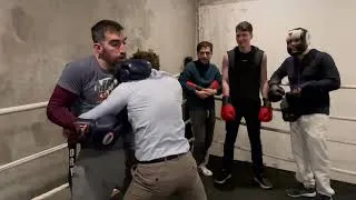 Miniature : Boxe en costume avec Dante