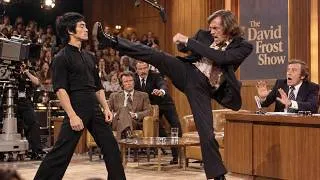 Miniature : David Carradine Traite Bruce Lee de « Simple Acteur » chez Frost — Puis Décoche un Kick vers la Tête
