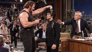 Miniature : Un Combattant Géant se Lève du Public et se Moque de Bruce Lee — Images Jamais Diffusées