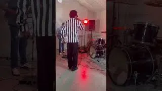 Miniature : Wedyy s'apprête à donner un mini concert