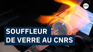 Miniature : Un SOUFFLEUR DE VERRE au CNRS ? [ Métier insolite ]