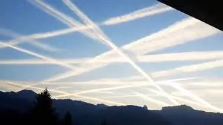 Miniature : Chemtrails.. ''Naturel'' bien entendu. Levez les yeux putain🙈🙉🙊