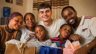 Miniature : Ils m’ont accueilli comme leur fils, alors je leur ai fait une surprise