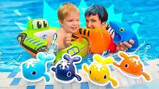 Miniature : Le petit frère de Bianca et le lapin Lucky jouent avec de petites baleines en jouet