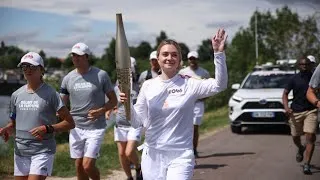 Miniature : Flamme olympique Paris 2024 portée par Léa du CSKS KARATE