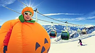 Miniature : HALLOWEEN PRANK: 🎃 ESSAIE DE NE PAS RIRE DEVANT LA CITROUILLE QUI FAIT DU SKI  - VLOG DEMOJOUETS