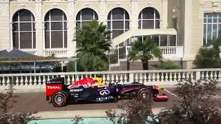 Miniature : Une RedBull Renault V8 pilotée par Carlos Sainz Jr  dans les rues de Hyères casino