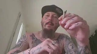 Miniature : DGIKEYY - La tête haute