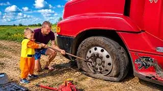 Miniature : Le camion géant est tombé en panne ! Le petit mécanicien vient à la rescousse ! 😱🚚👦
