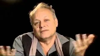 Miniature : En théorie, pourrions-nous rajeunir en courant plus vite que la lumière ?