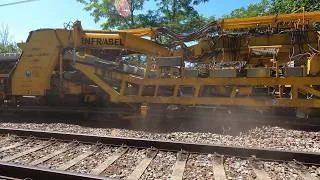 Miniature : Infrabel : La machine P93 remplace les traverses de chemin de fer !
