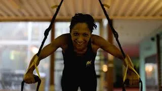 Miniature : La technique TRX : Chest press & standing roll out