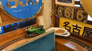Miniature : Quand un train livre les plats au restaurant Niagara à Tokyo