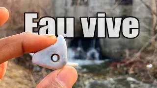Miniature : Exploration: recherche de trésors au printemps dans une rivière près d'une station de pompage