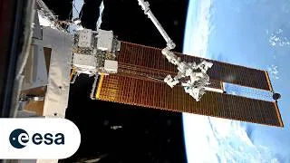 Miniature : Robotics at work: Dextre and Canadarm2