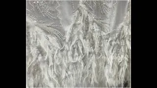 Miniature : Dentelle Ivoire Perlée Ornée de Plumes – Tissu Mariage Haute Couture