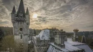 Miniature : Château de conte de fées abandonné en pleine forêt : une architecture incroyable