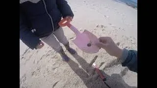 Miniature : On profite du soleil, Père et fille..  Sortie détection sur la plage, XP D2 😉🤙