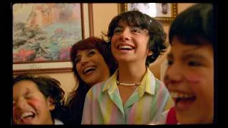 Miniature : SIX MOIS DANS LA MAISON ROSE ET BLEUE - Bande-annonce officielle VOSTFR