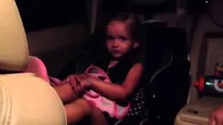 Miniature : Anna et Floxiflux s'amusent dans la voiture