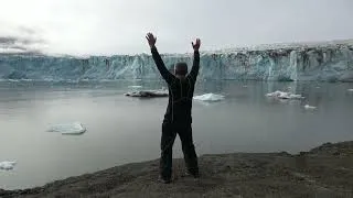 Miniature : Pratique du Ba Duan Jin de dos devant un front de glacier au Groenland