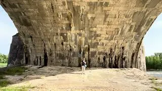 Miniature : Catherine Martin chante Peuple de Loire sous l'arche nord du pont Wilson à Tours